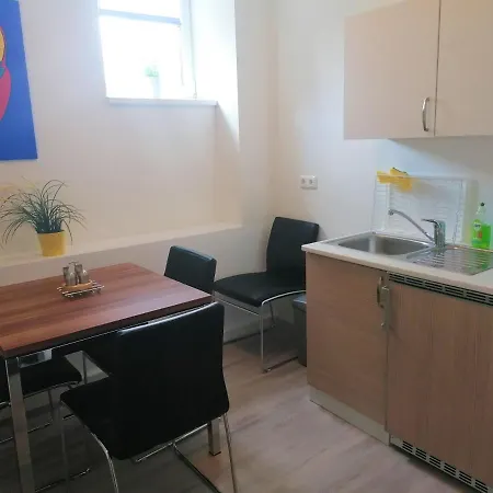 לינה וארוחת בוקר Karl August 3*